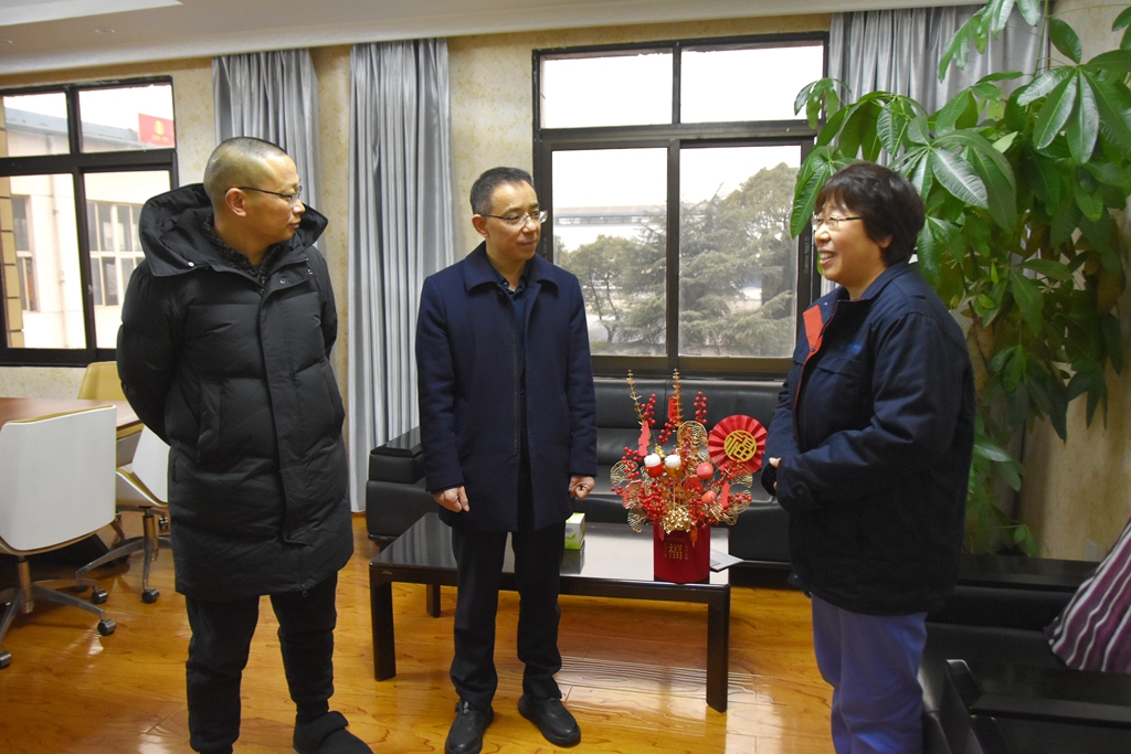 2月2日，羅江區(qū)委書記黃琦率隊(duì)到公司督導(dǎo)檢查“春節(jié)”節(jié)前安全生產(chǎn)工作，走訪慰問專家人才；公司總經(jīng)理?xiàng)钗囊憬邮芪繂枴?月18日、30日，羅江區(qū)委、政府、人大還分別慰問了公司特聘專家田愛娟和安全環(huán)保部王東梅、動力分廠趙會泉、機(jī)建分廠杜海。3..JPG