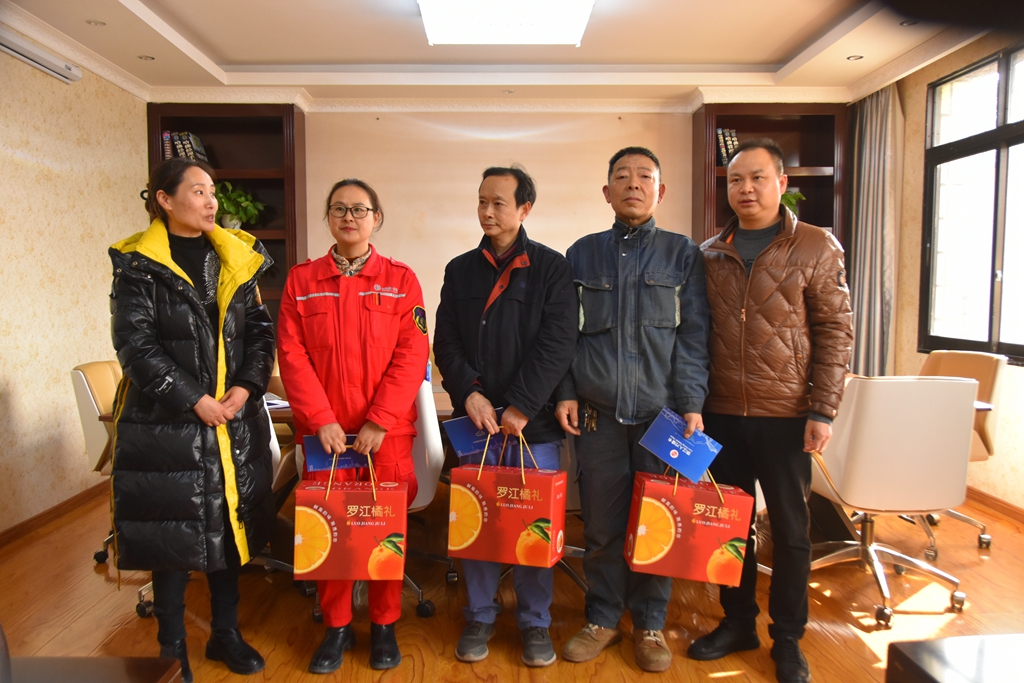 2月2日，羅江區(qū)委書記黃琦率隊(duì)到公司督導(dǎo)檢查“春節(jié)”節(jié)前安全生產(chǎn)工作，走訪慰問專家人才；公司總經(jīng)理?xiàng)钗囊憬邮芪繂枴?月18日、30日，羅江區(qū)委、政府、人大還分別慰問了公司特聘專家田愛娟和安全環(huán)保部王東梅、動力分廠趙會泉、機(jī)建分廠杜海。4.JPG